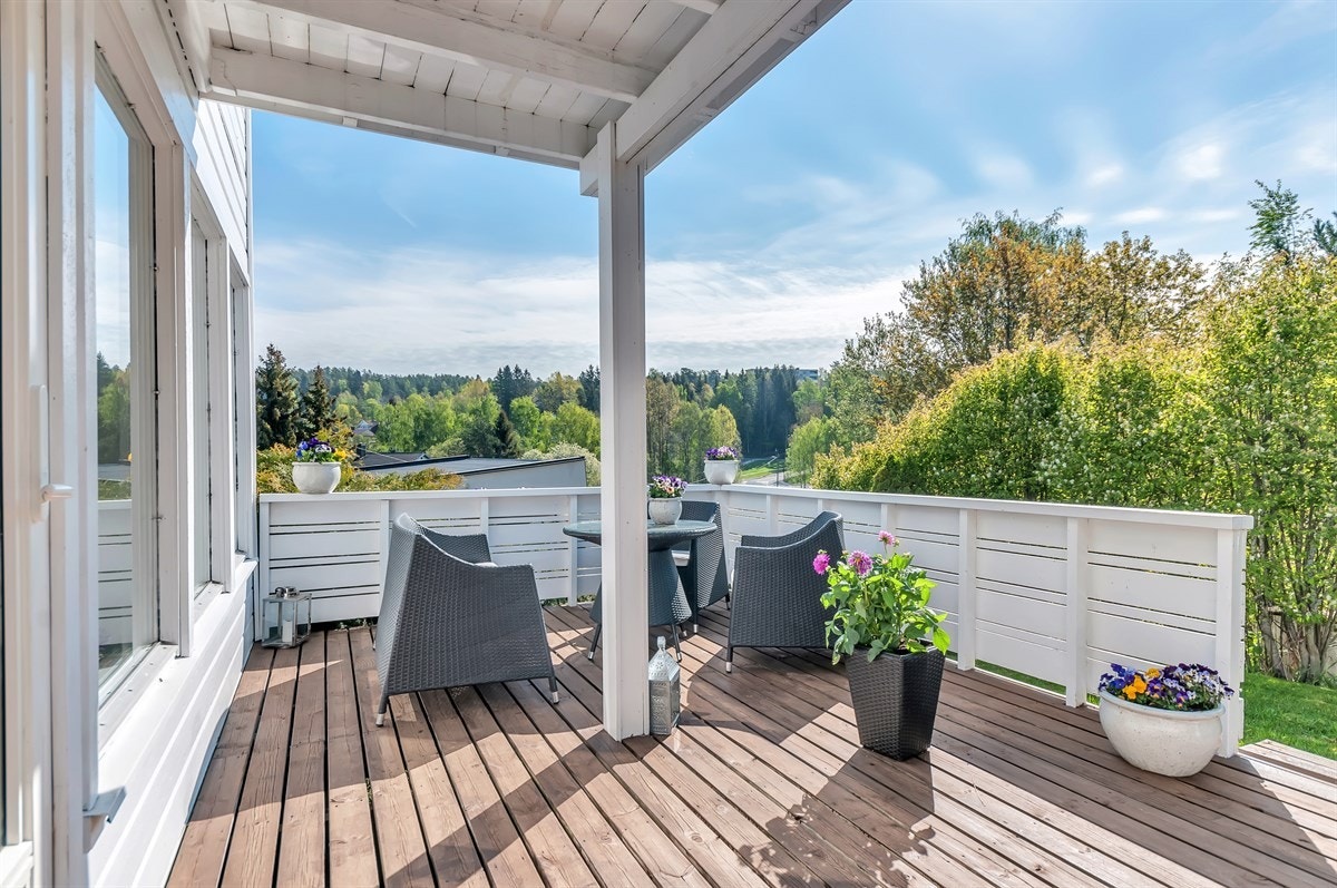 Solrikt terrasse. Galleribilde