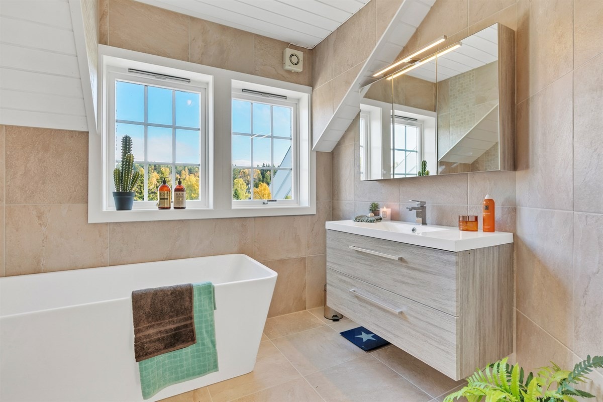 Badet er oppgradert med nye, delikate fliser dette året, samt nyere innredning og utstyr. Galleribilde