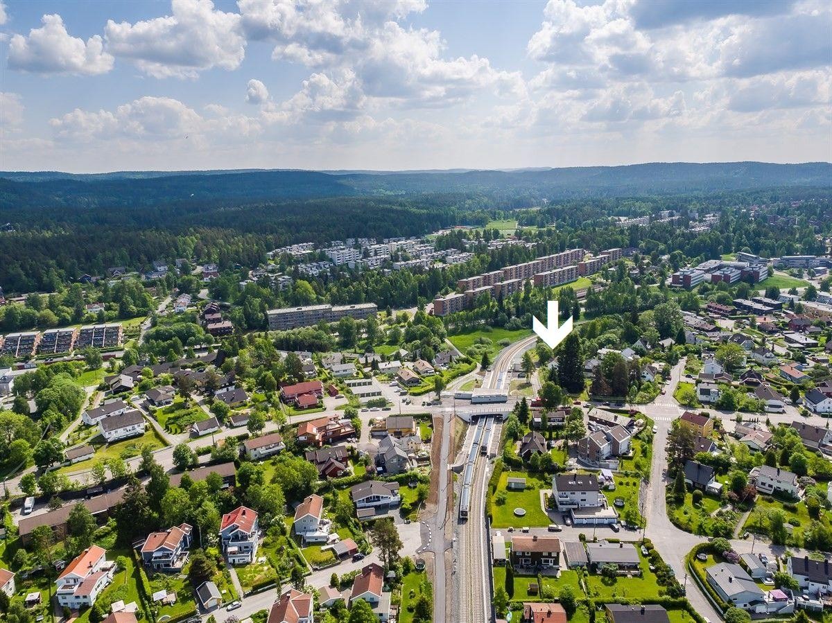 Boligen ligger i nærhet til flotte tur- og friluftsområder i Østmarka med lysløyper, skiløyper, og serveringsteder/ski-stuer, som blant annet Rustadsaga. Galleribilde