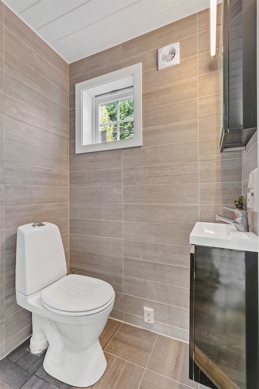 Et nyere wc-rom i første etasje. Galleribilde