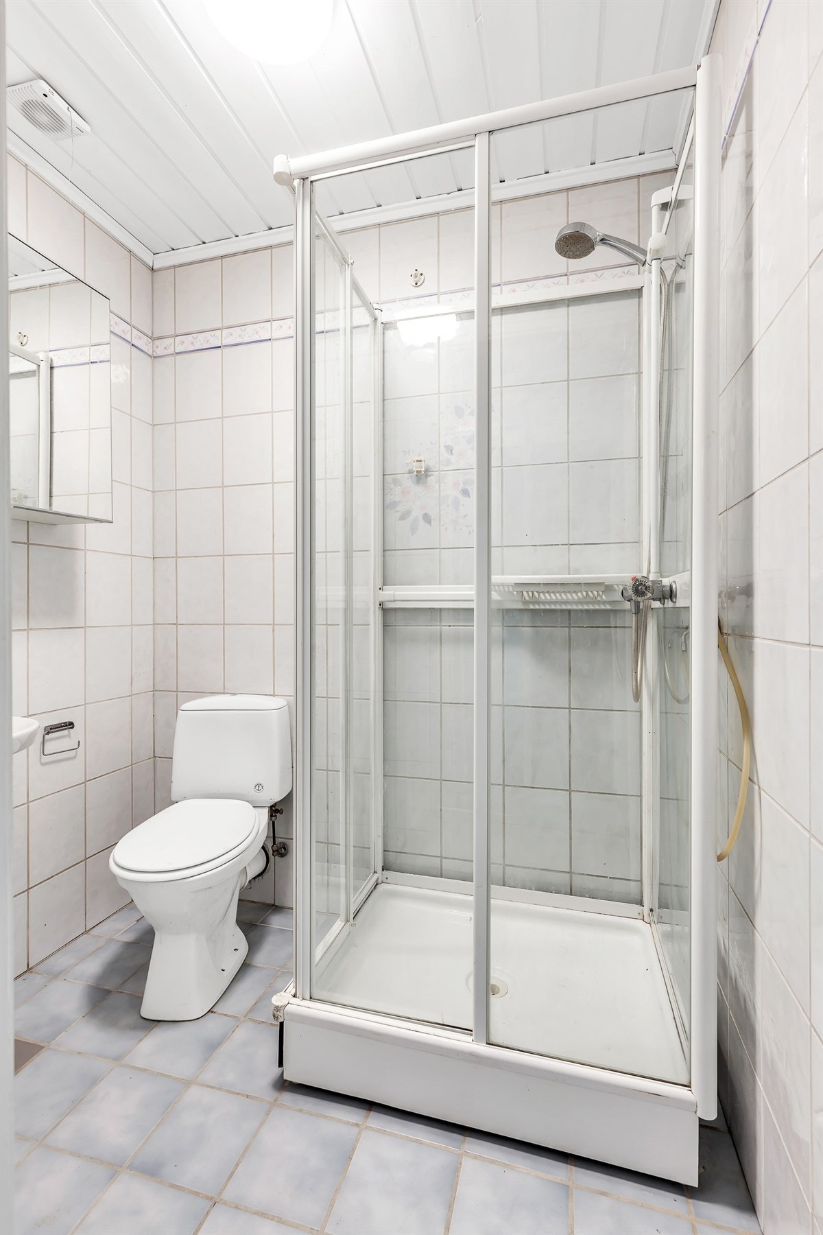 Badet i hybelen er flislagt og har varmekabler i gulv. Galleribilde