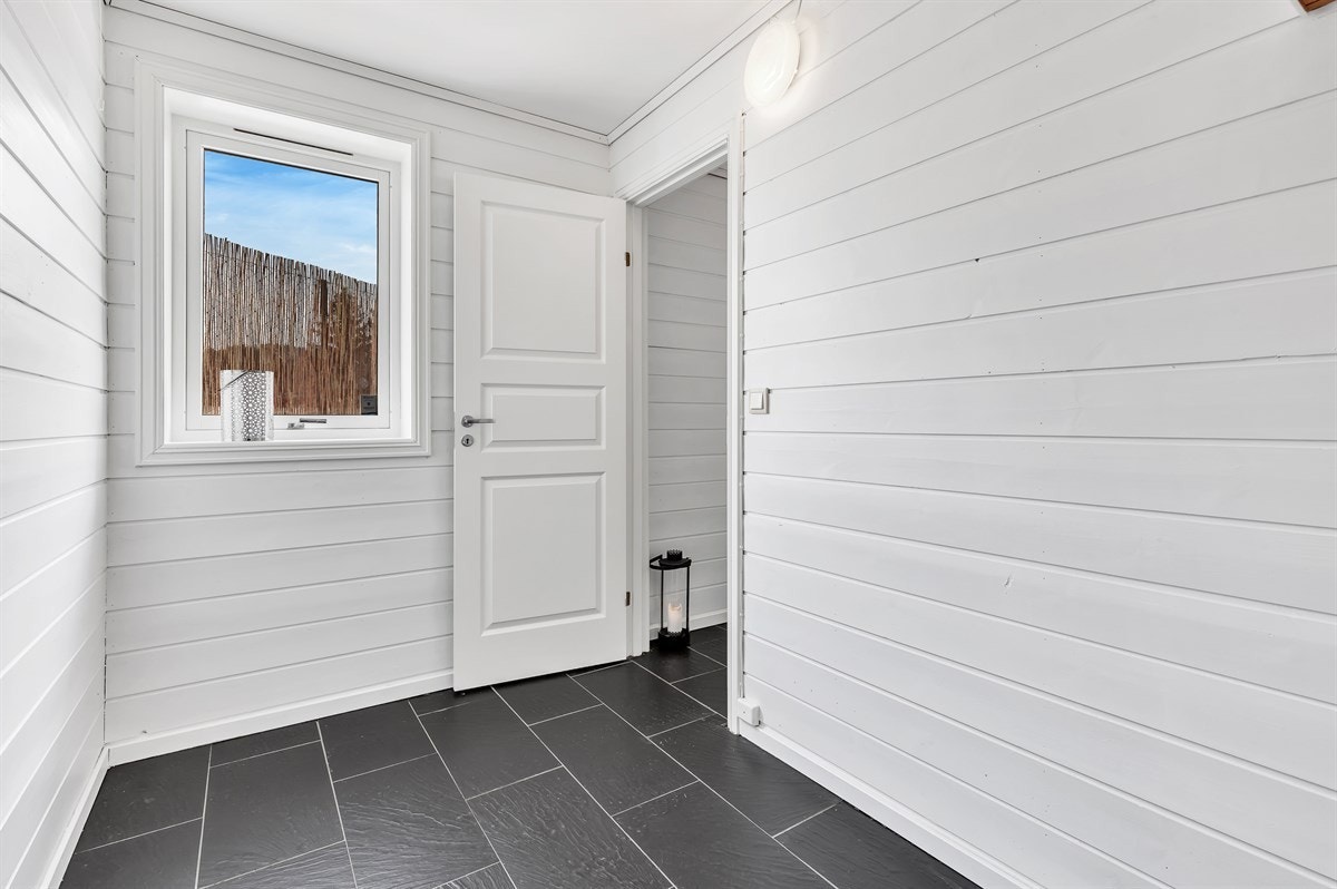 Selger har leid ut denne delen av underetasjen for kr 11.550,- eks. strøm pr. md. Galleribilde