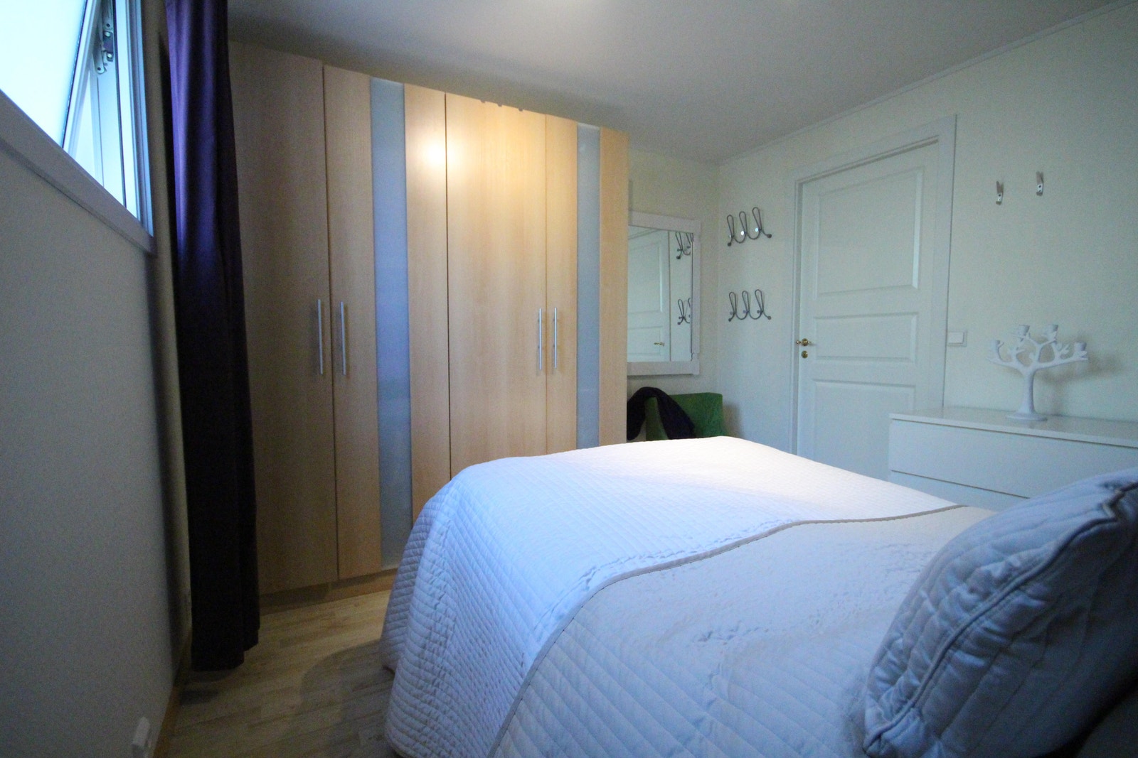 Soverom 2 - med garderobeskap, egner seg godt som hovedsoverom. Plass til dobbeltseng. Galleribilde
