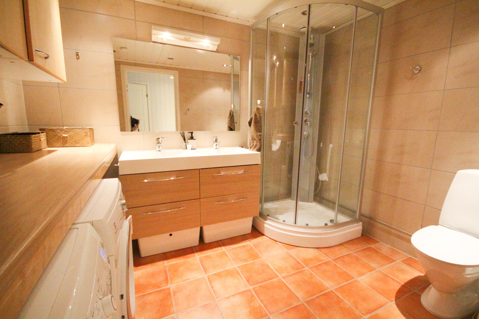 Bad - med varmekabler, dusjkabinett, godt med skapplass, benk og vaskemaskin. Galleribilde