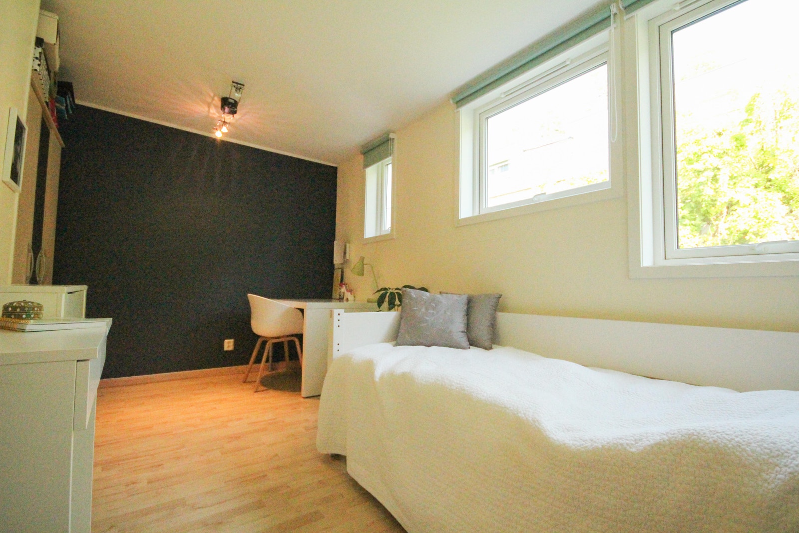 Soverom 1 - møblert med pult og enkeltseng Galleribilde