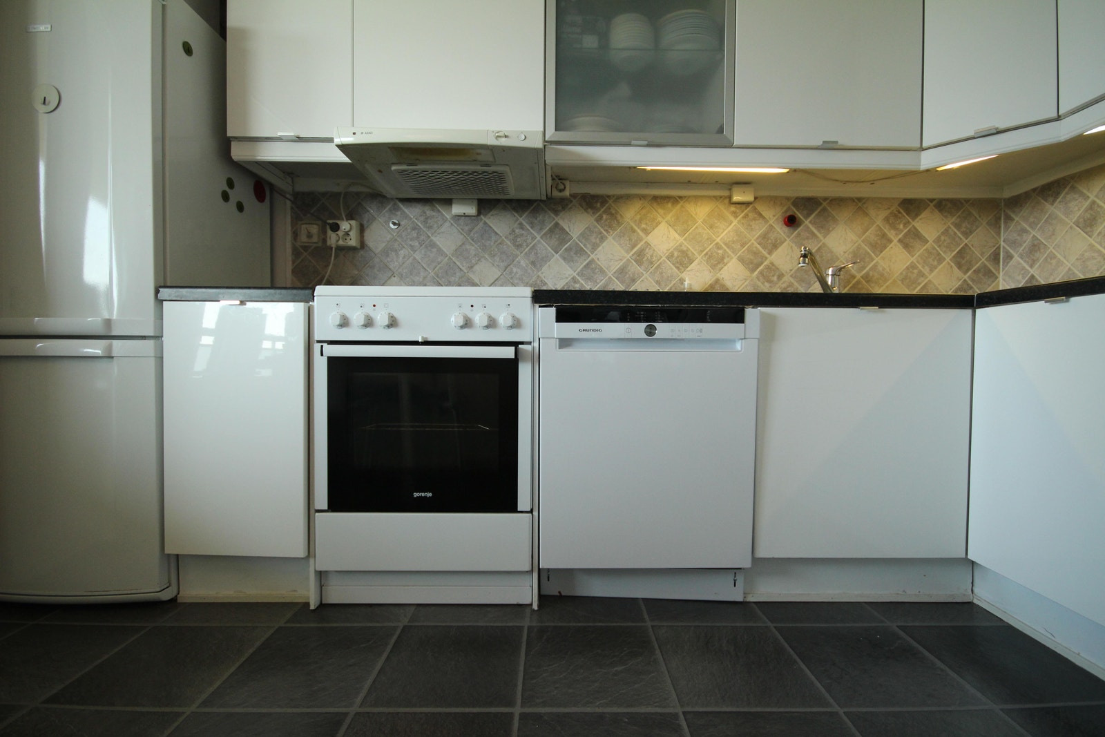 Kjøkken - konfyr med monternt konfyrvakt og oppvaskmaskin med vannlås Galleribilde