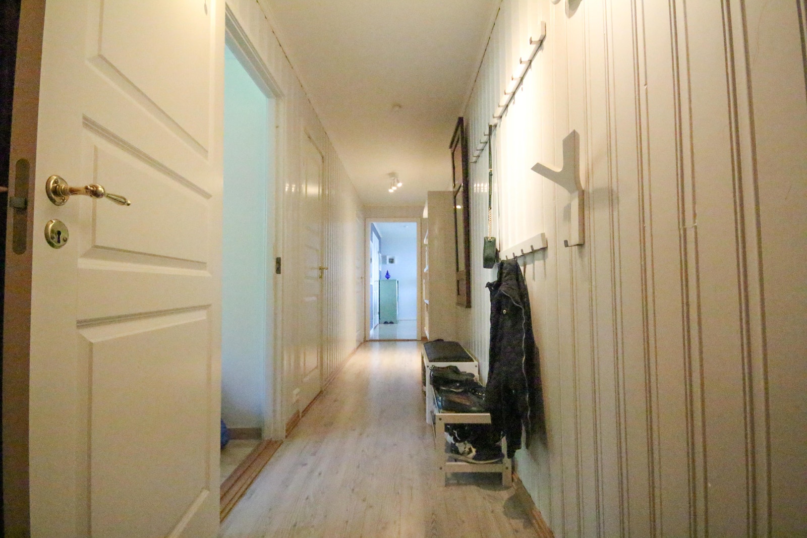 Gang - soverom 1, bod og soverom 2 til venstre, bad til høyre. Soverrom 3 har inngang fra stuen. Dobbelt garderobeskap. Galleribilde