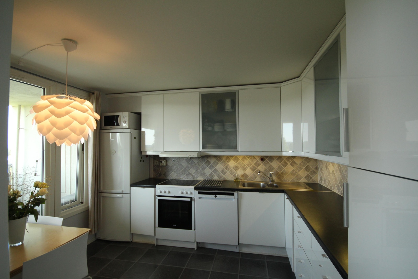 Kjøkken - med komfyr, oppvaskmaskin, god skapplass og plass til kjøkkenbord. Galleribilde