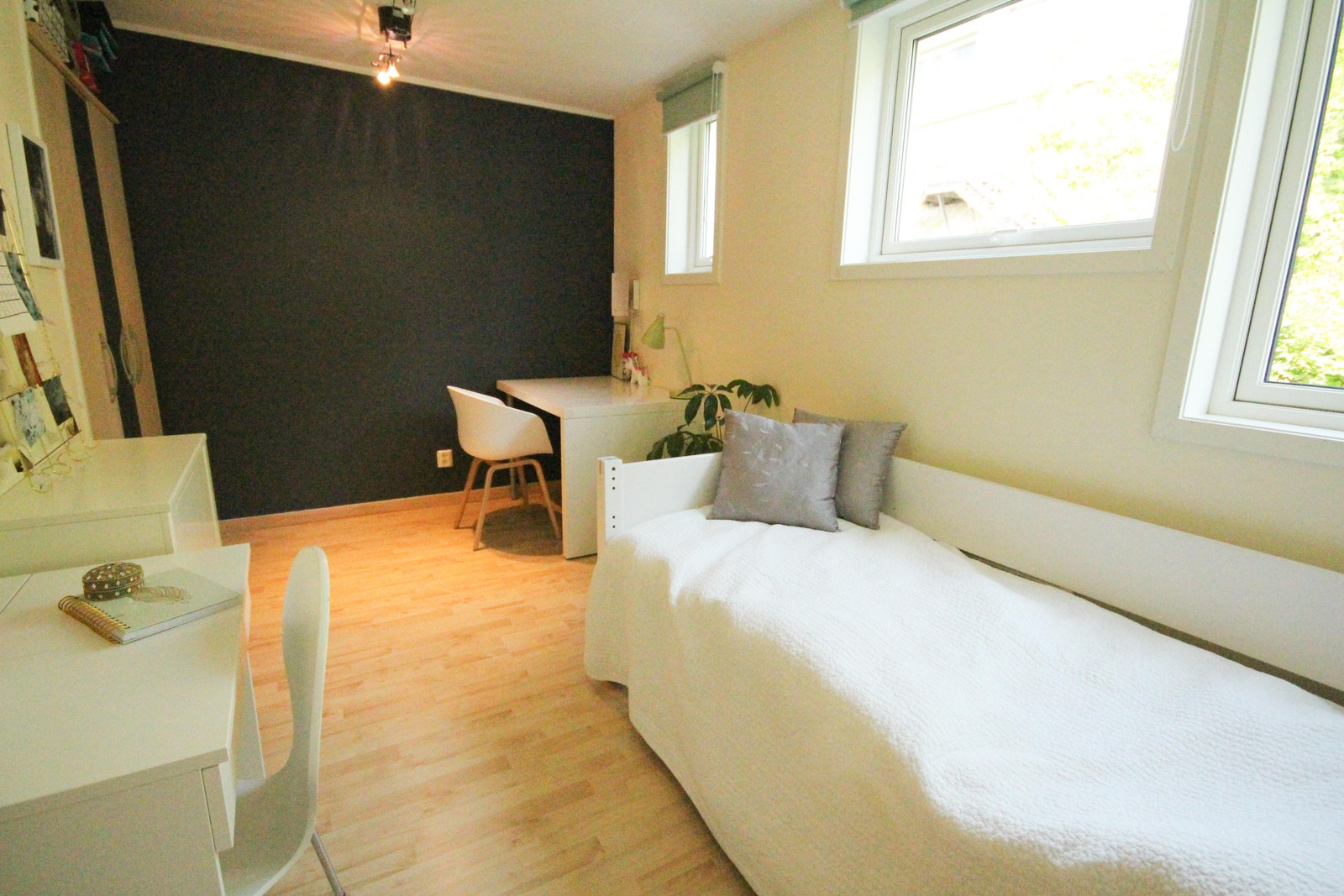 Soverom 1 - egner seg godt som barnerom/ ungdomsrom. Plass til dobbeltseng, enkeltseng eller køyeseng samt kontorplass. Galleribilde