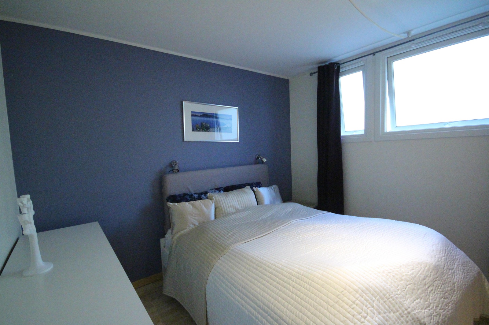 Soverom 2 - med garderobeskap, egner seg godt som hovedsoverom. Plass til dobbeltseng. Galleribilde