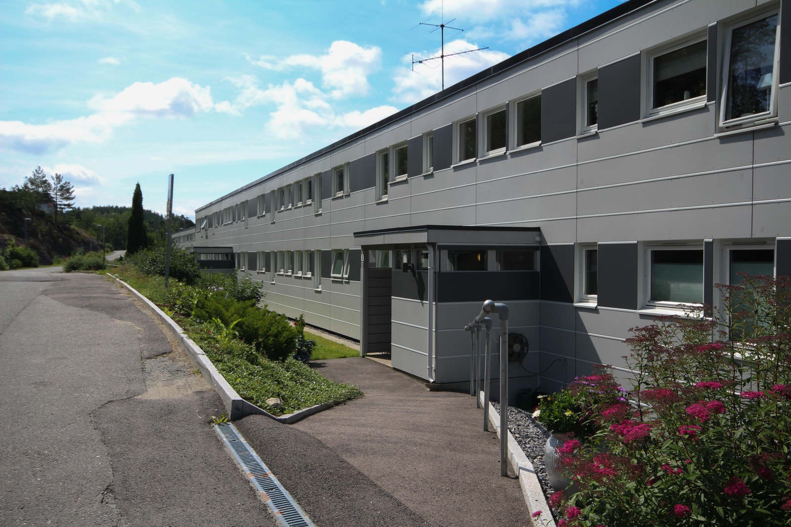 Rolig bomiljø i lavblokk som ligger i blindvei. Leiligheten har trappefri adkomst. Galleribilde