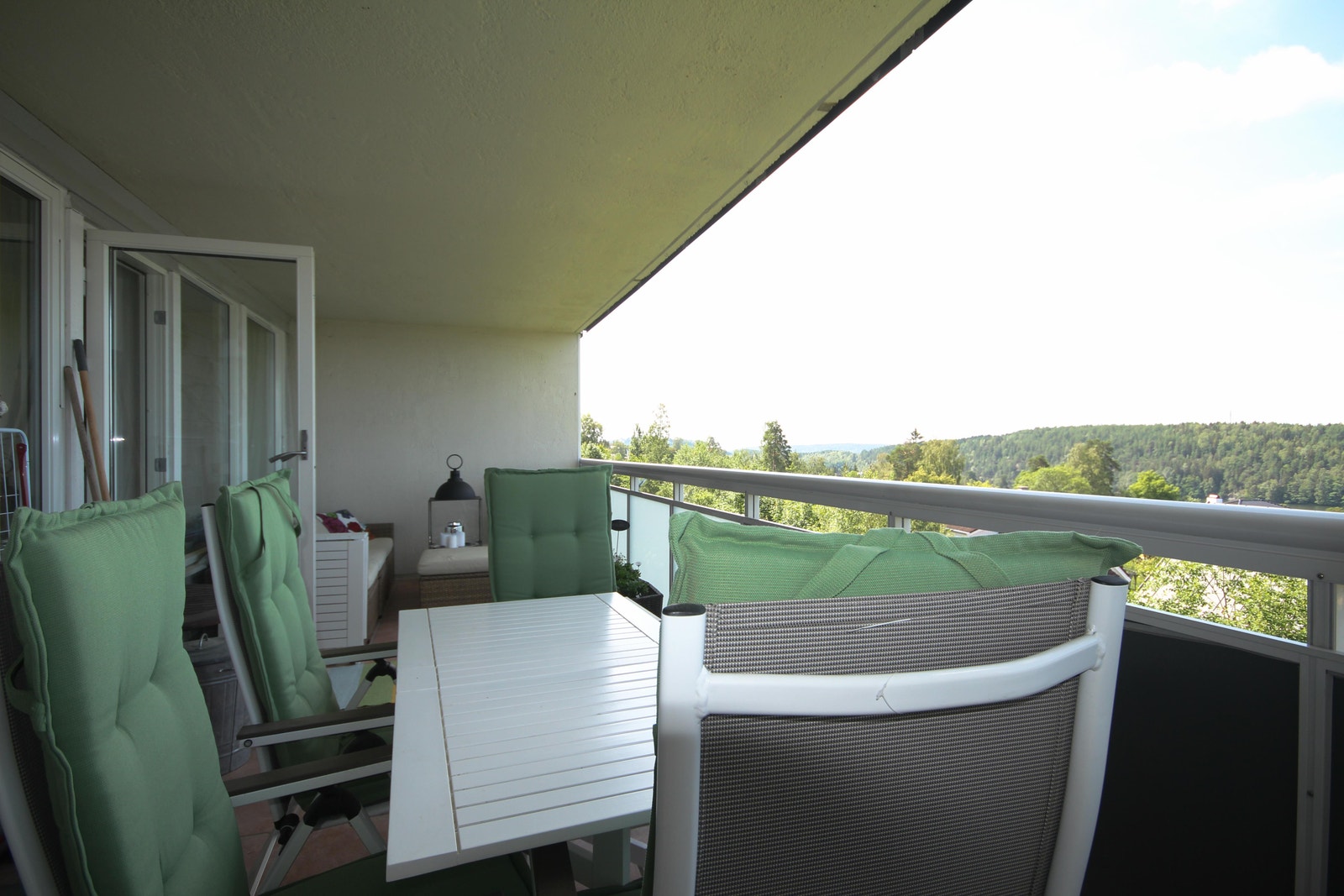 Vestvendt terrasse - fantastiske solforhold, god plass til sittegruppe, utesofa, blomster og planter. Kolbotns aller beste utsikt med fjordgløtt og nydelige solnedganger året rundt. Galleribilde