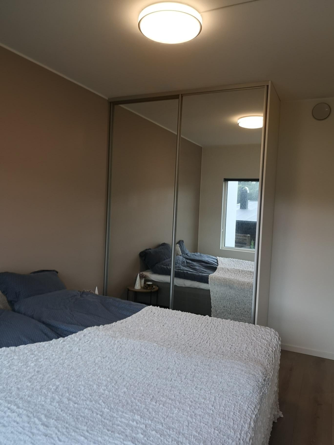 Soverom med skyvedørs garderobeskap Galleribilde