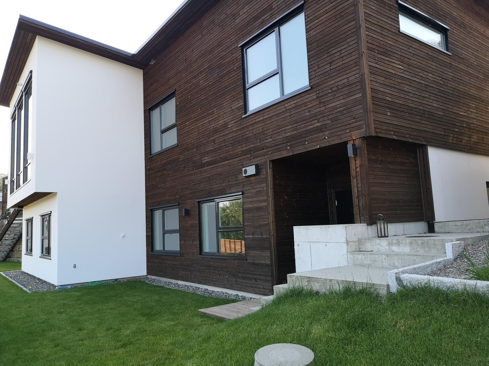 Leiligheten er i 1 etg.med eget gressdekket uteområdet. Galleribilde