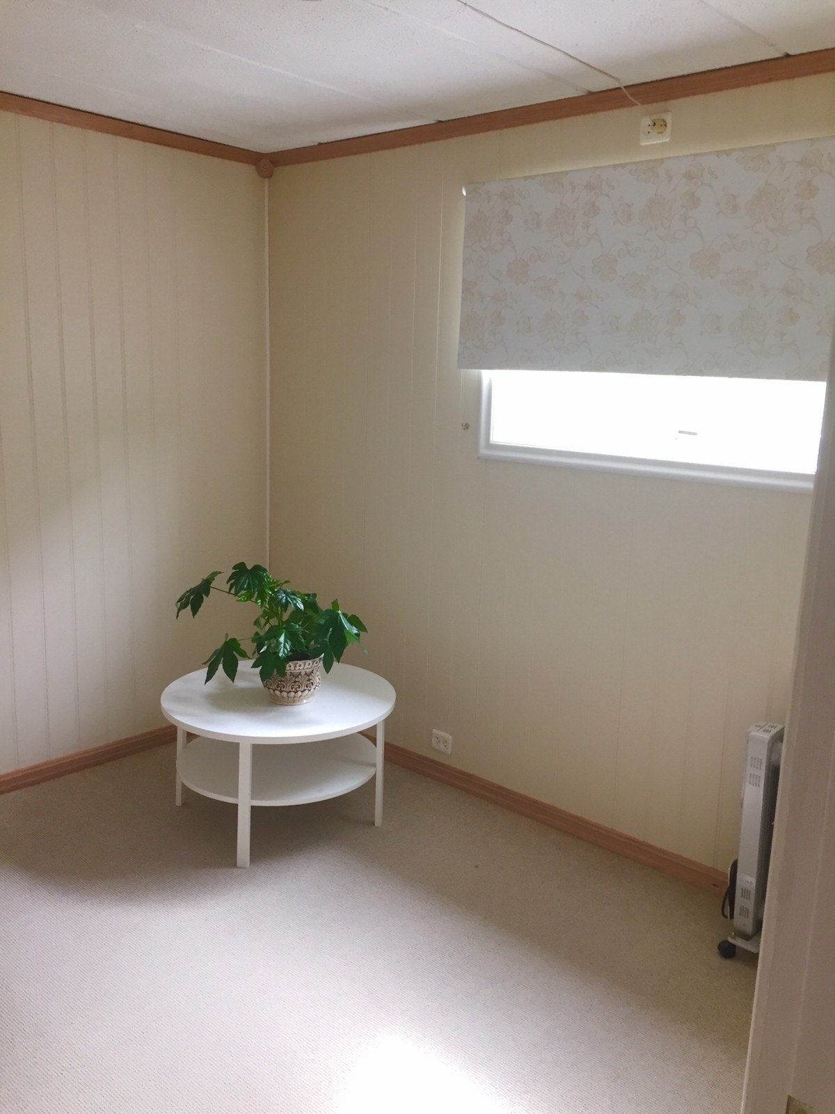 Soverom med god plass til dobbeltseng. . Galleribilde