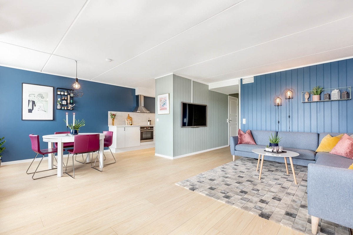 Stuen fremstår som stor og luftig og er et naturlig samlingspunkt. Galleribilde