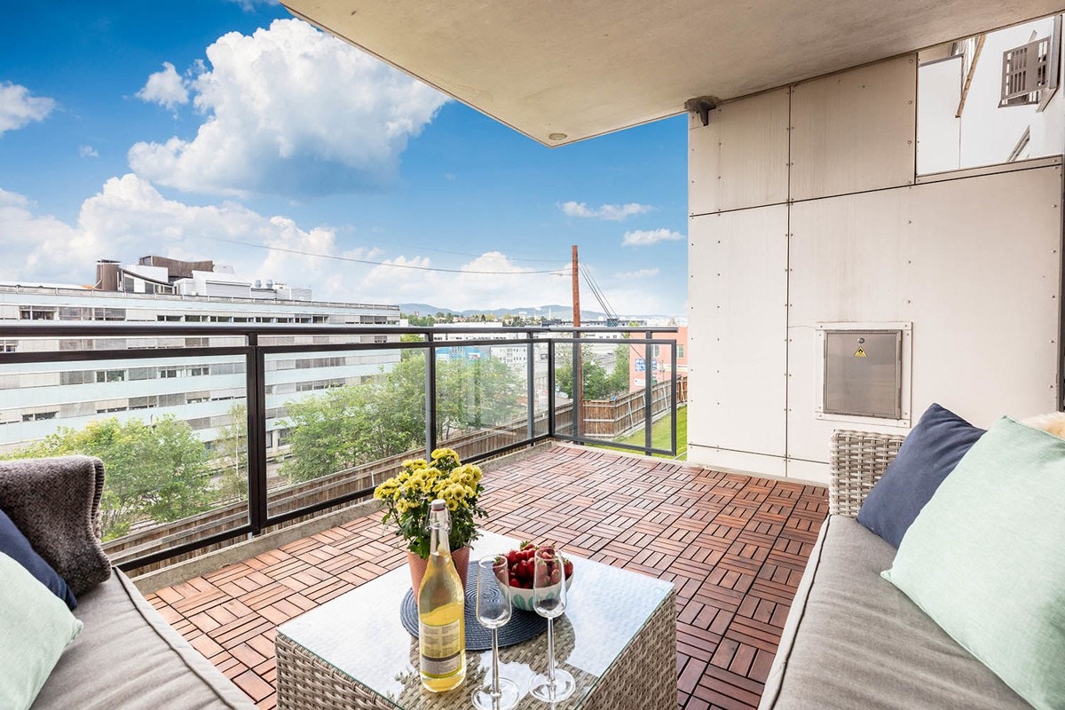 Balkongen er overbygget og har plass til en solid sittegruppe for hyggelige utendørsstunder. Galleribilde