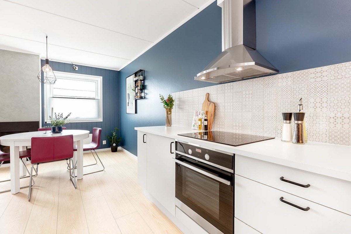 Det er valgt kjøkkeninnredning med hvite glatte fronter fra Norema. Galleribilde