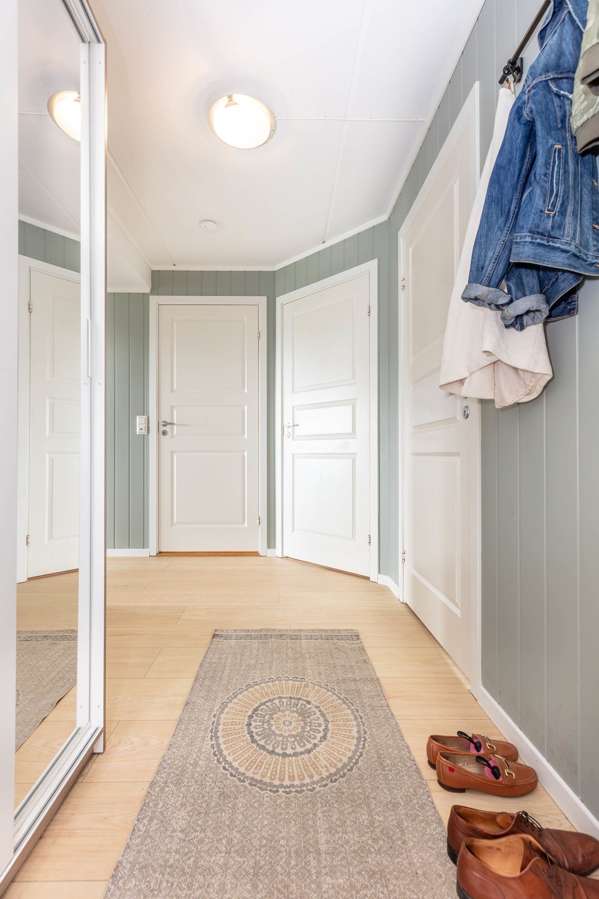 Entréen gir adgang til 2 soverom, bad, en innholdsrik bod og videre tilgang til stue. Galleribilde