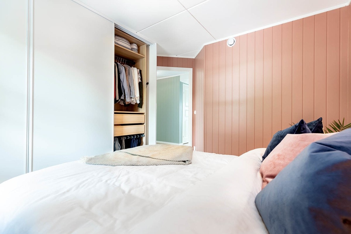 Hovedsoverommet er stort og luftig med plass til en solid dobbeltseng og en innholdsrik skyvedørsgarderobe med plasseffektiv og oversiktlig innredning. Galleribilde