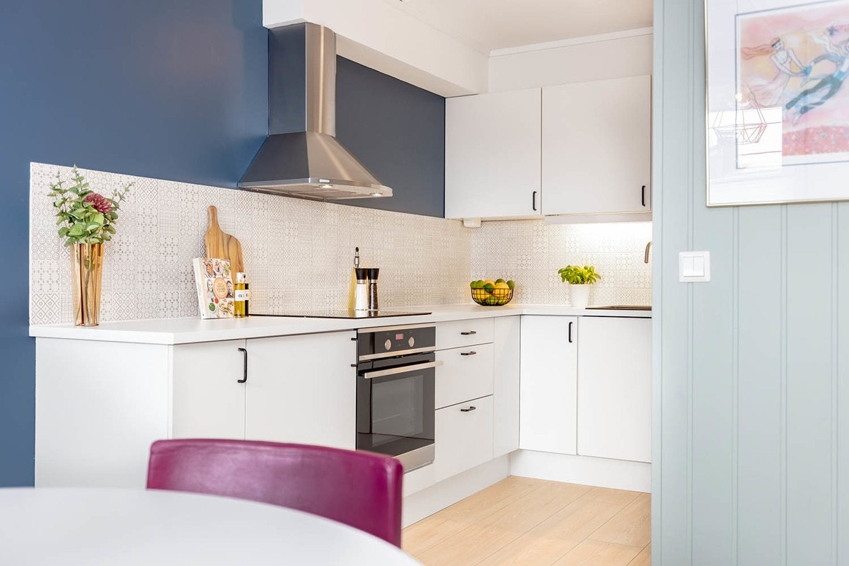 Kjøkkenet ligger med delvis åpen løsning mot stue, og er svært innholdsrikt med god oppbevaringskapasitet og godt med benkflater. Galleribilde