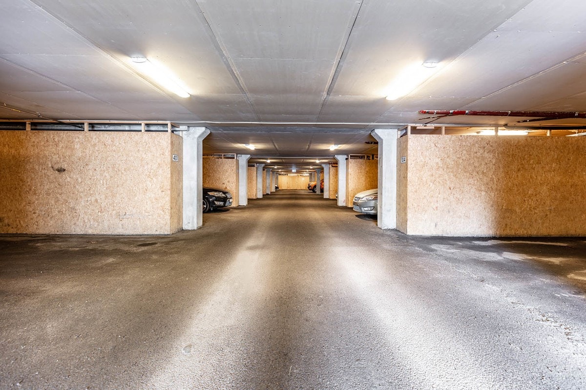 Leiligheten disponerer bod og garasjeplass i felles anlegg i kjeller. Galleribilde