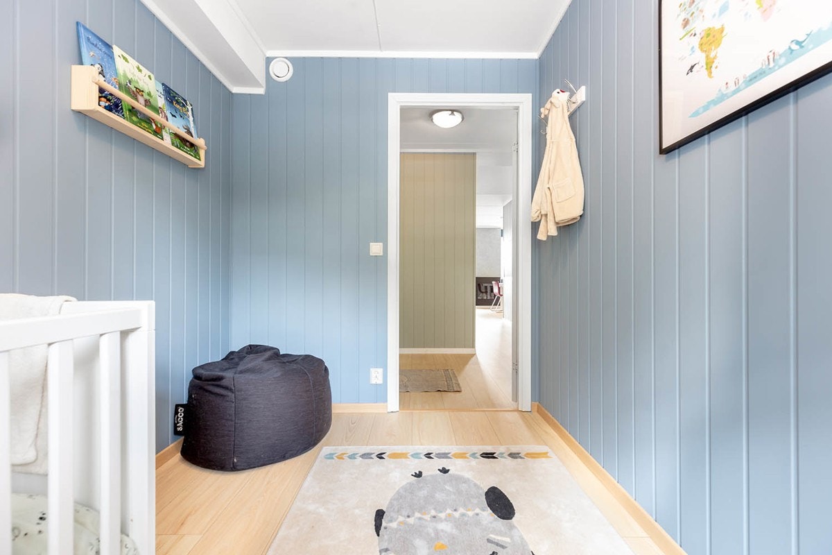 Panelveggene er malt i en sval lyseblå tone. Galleribilde