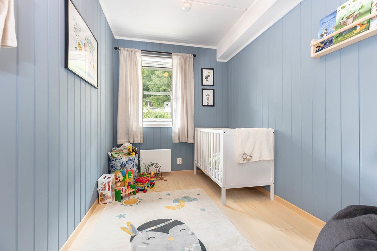 Det andre soverommet er innredet som barnerom, med plass til seng og diverse oppbevaringsløsninger. Galleribilde