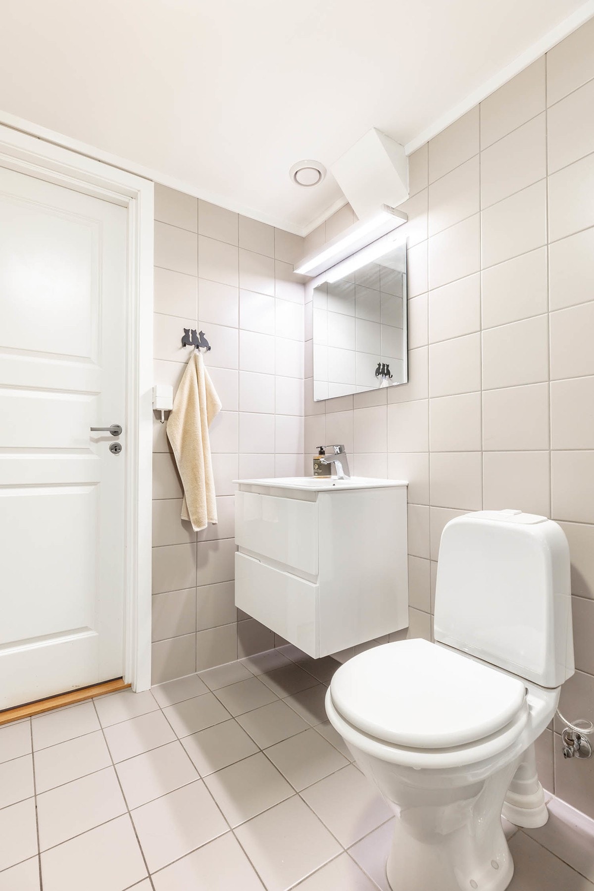 Det er montert speil med belysningslist i overkant. Galleribilde