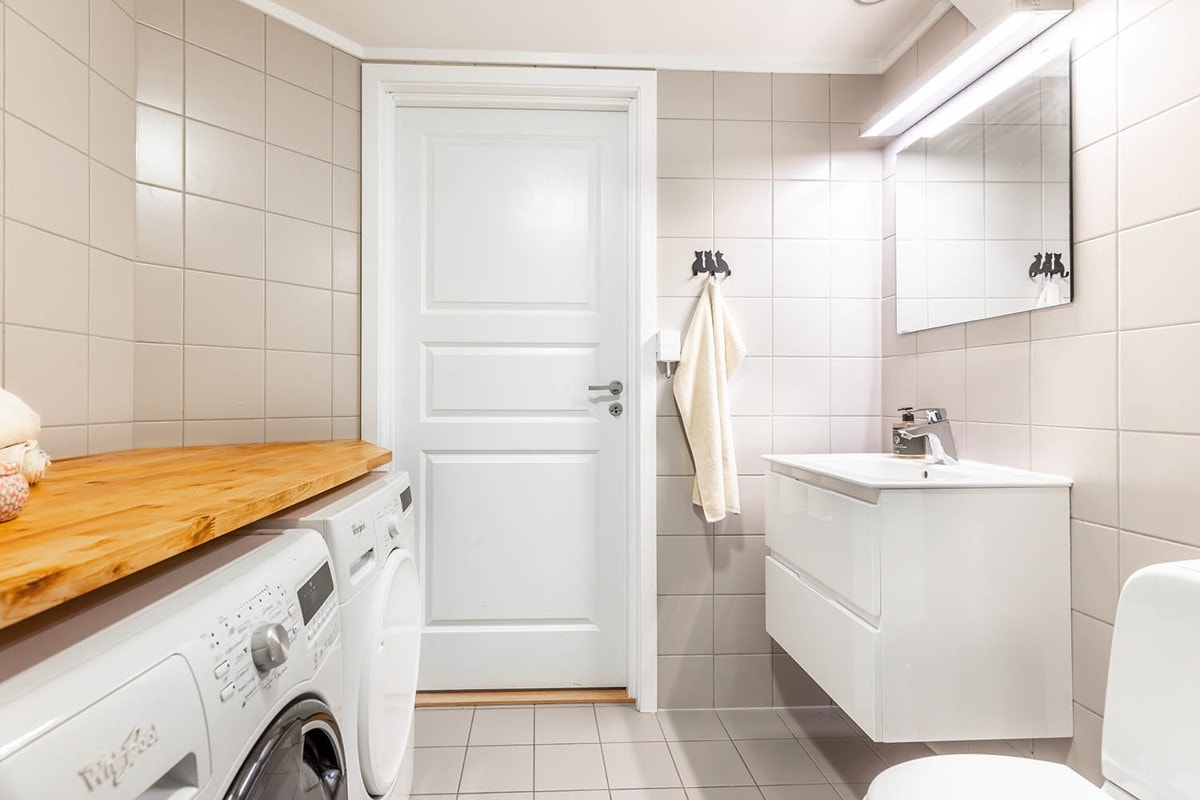 Baderommet har pene fliser på vegg, fliser med varmekabler på gulv, og malte flater i himling. Galleribilde