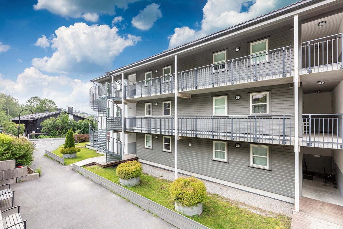 Utearealene er pent opparbeidet med asfalterte internveier, sittebenker og lekeareal. Galleribilde