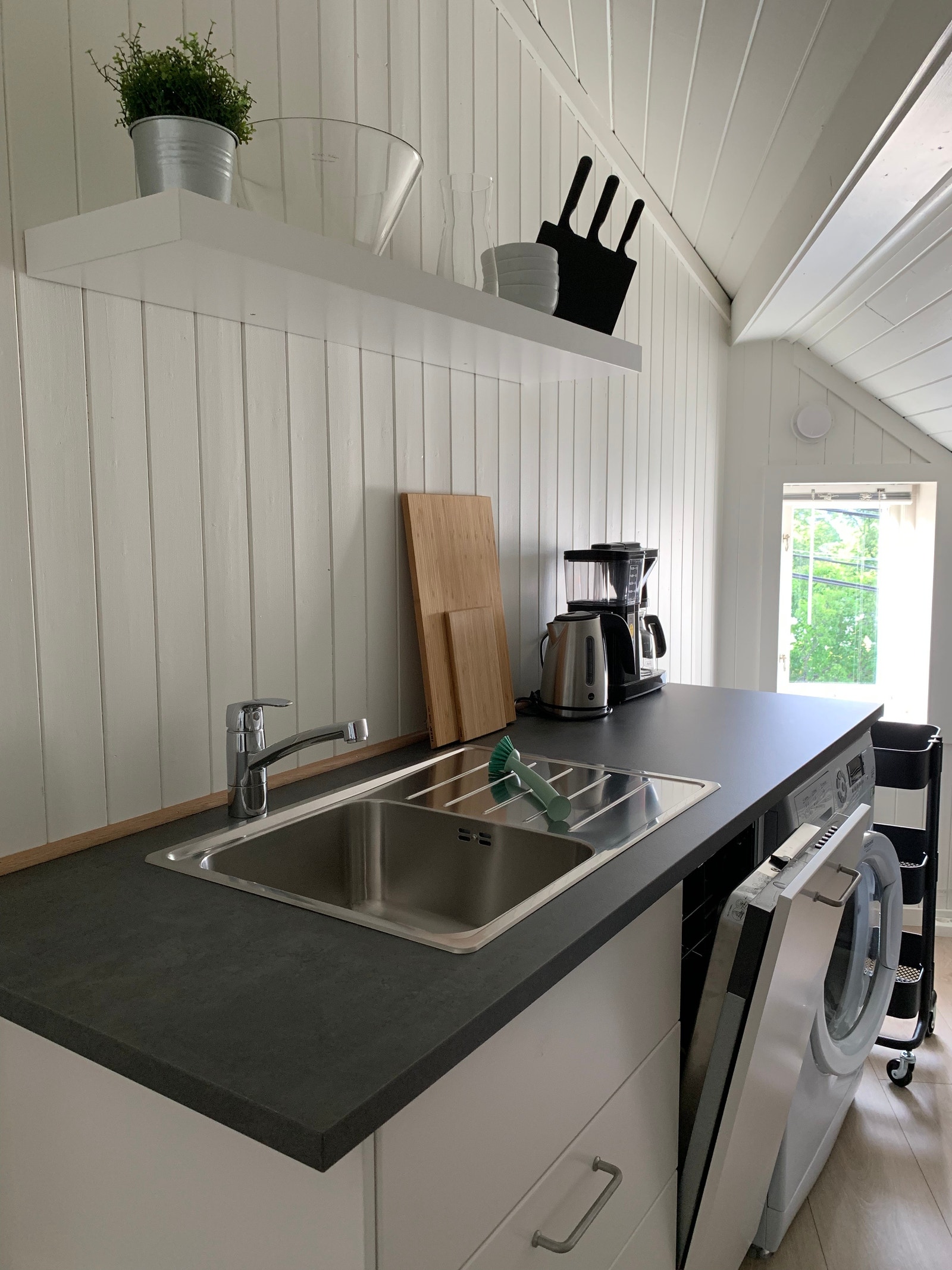 Felles: kjøkkenbenk med oppvask- og vaskemaskin. Galleribilde