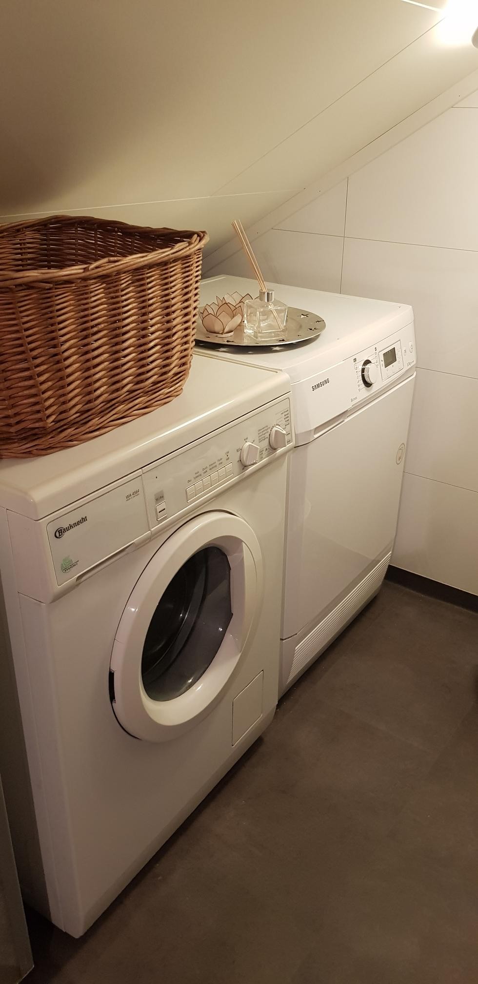 I dag vask/tørk combi og egen varmtvannsbereder til loft Galleribilde