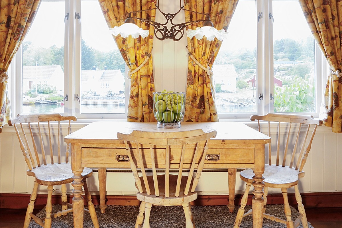 Utsikt fra sitteplass på kjøkken Galleribilde