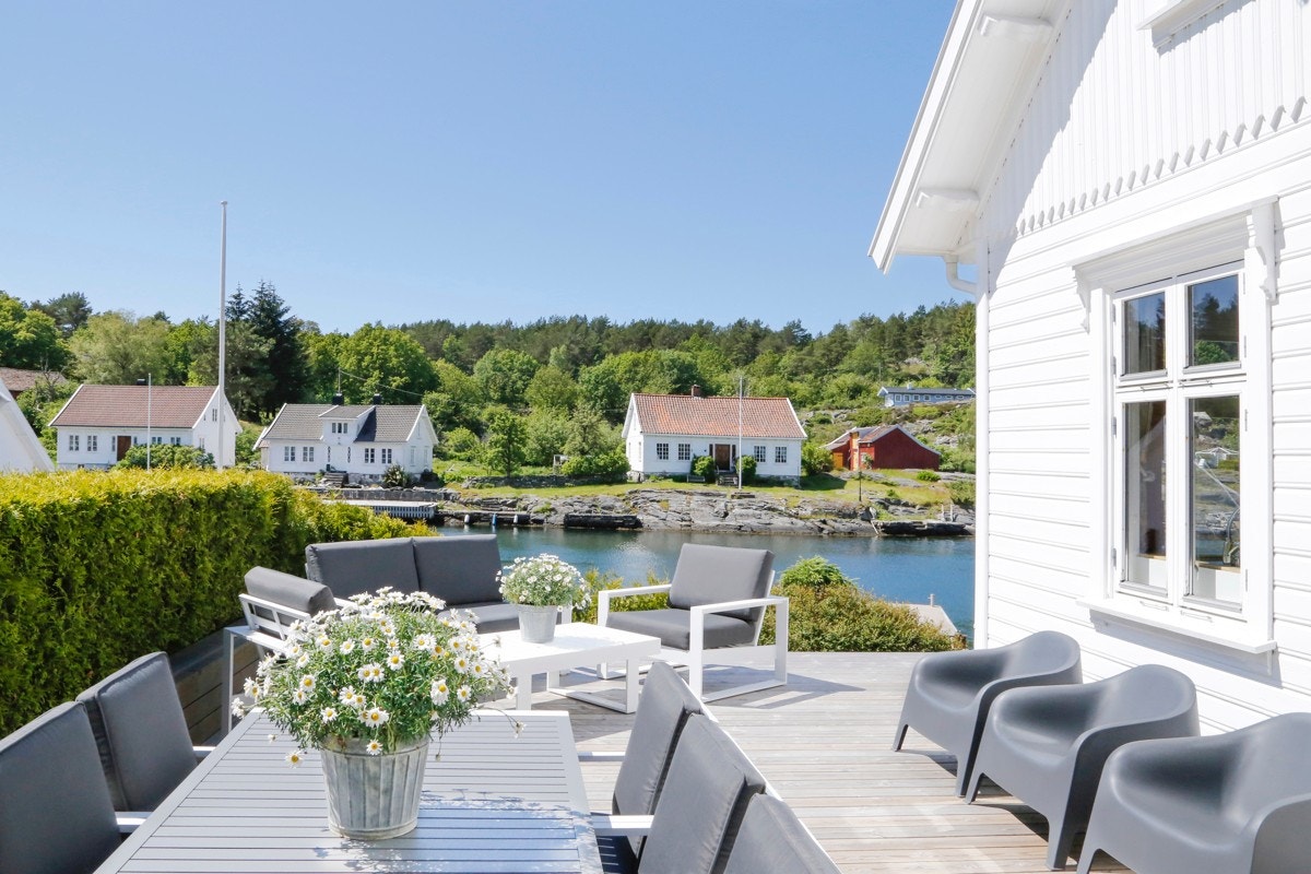 Fine uteplasser med flott utsikt ut fra utestuen Galleribilde
