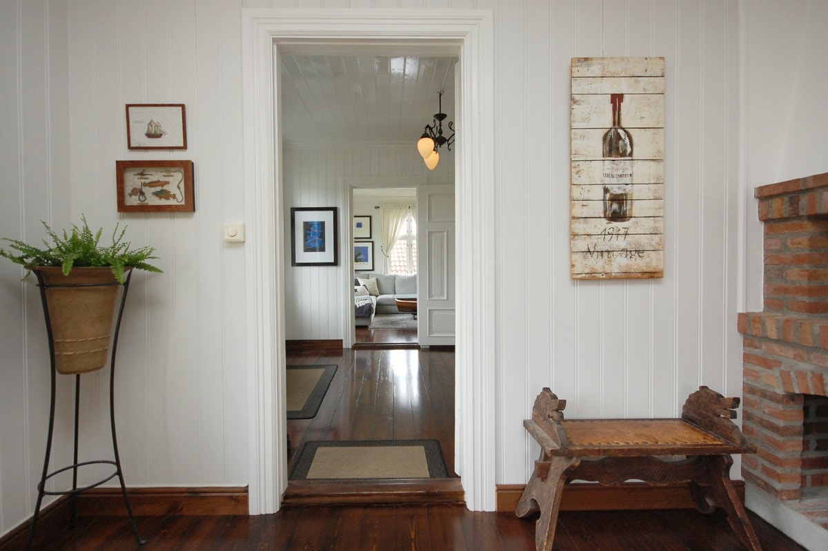 Fra kjøkken, ut i ganga, videre til stuen Galleribilde