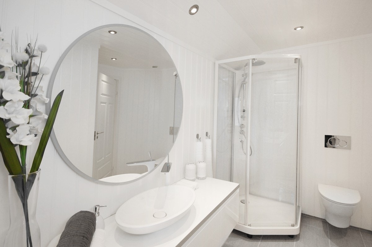 Nytt hovedbad fra 2019 med fliser og varmekabler på gulv samt dusjkabinett Galleribilde