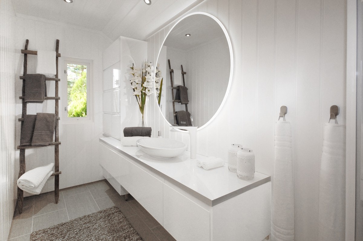 Nytt hovedbad fra 2019 med fliser og varmekabler på gulv, panelplater på vegg og dusjkabinett Galleribilde