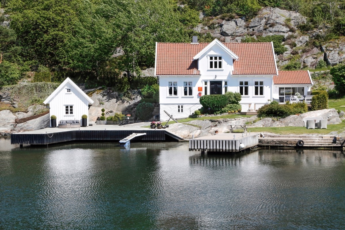 Posthuset på "Randøya" - Meget flott landsted med beste solforhold - Stor brygge og romslig sjøbu. Galleribilde