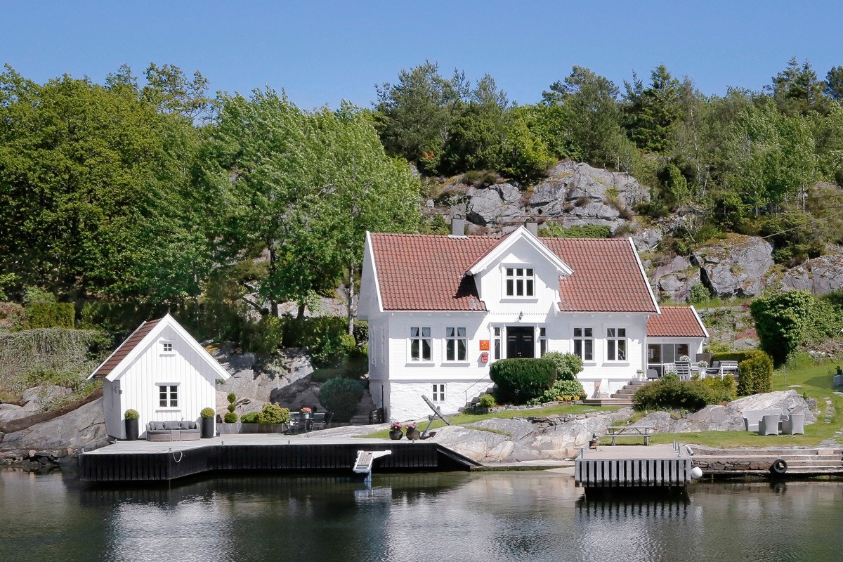 Posthuset på "Randøya" - Meget flott landsted med beste solforhold - Stor brygge og romslig sjøbu. Galleribilde