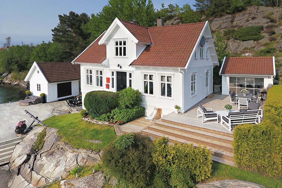 Posthuset på "Randøya" - Meget flott landsted med beste solforhold - Stor brygge og romslig sjøbu Galleribilde