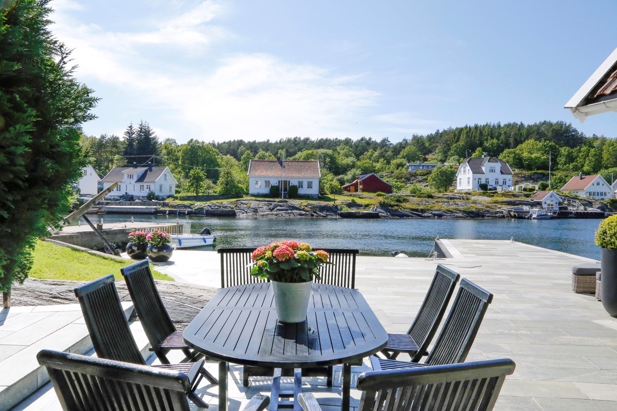 Sittegruppe ved sjøbua Galleribilde