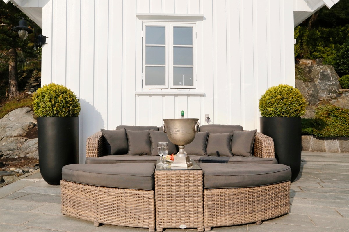 Sittegruppe på framsiden av sjøbua Galleribilde