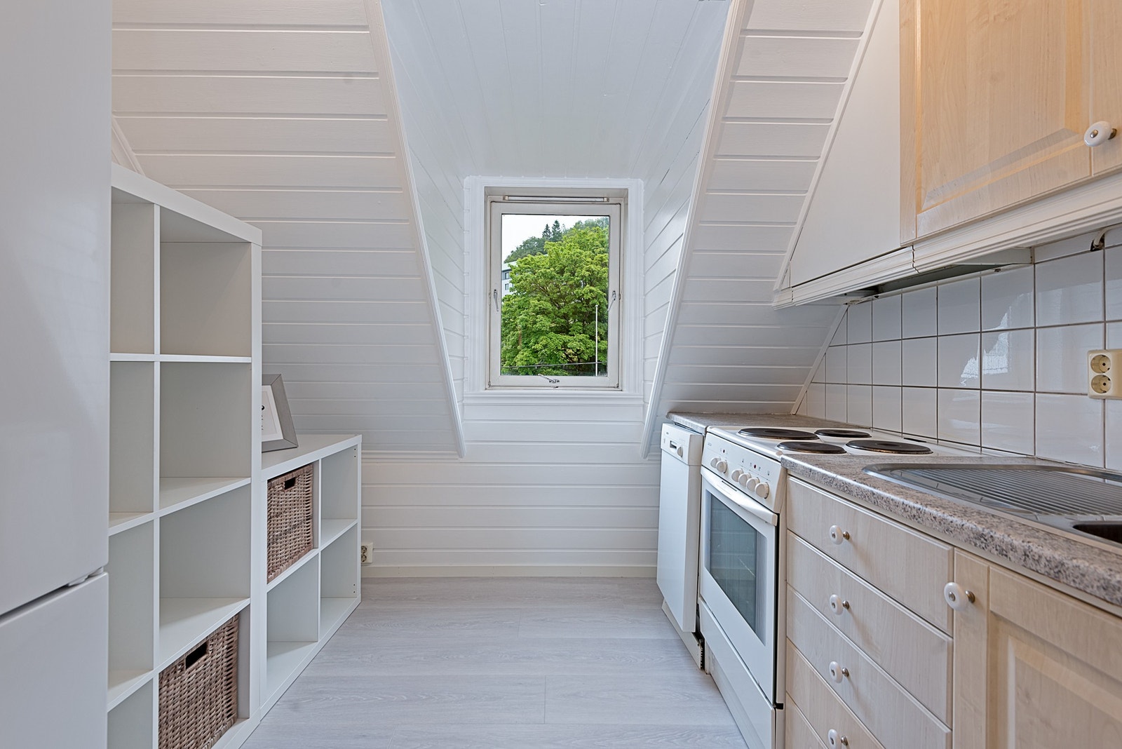 Kjøkken med oppvaskmaskin og kjøleskap Galleribilde