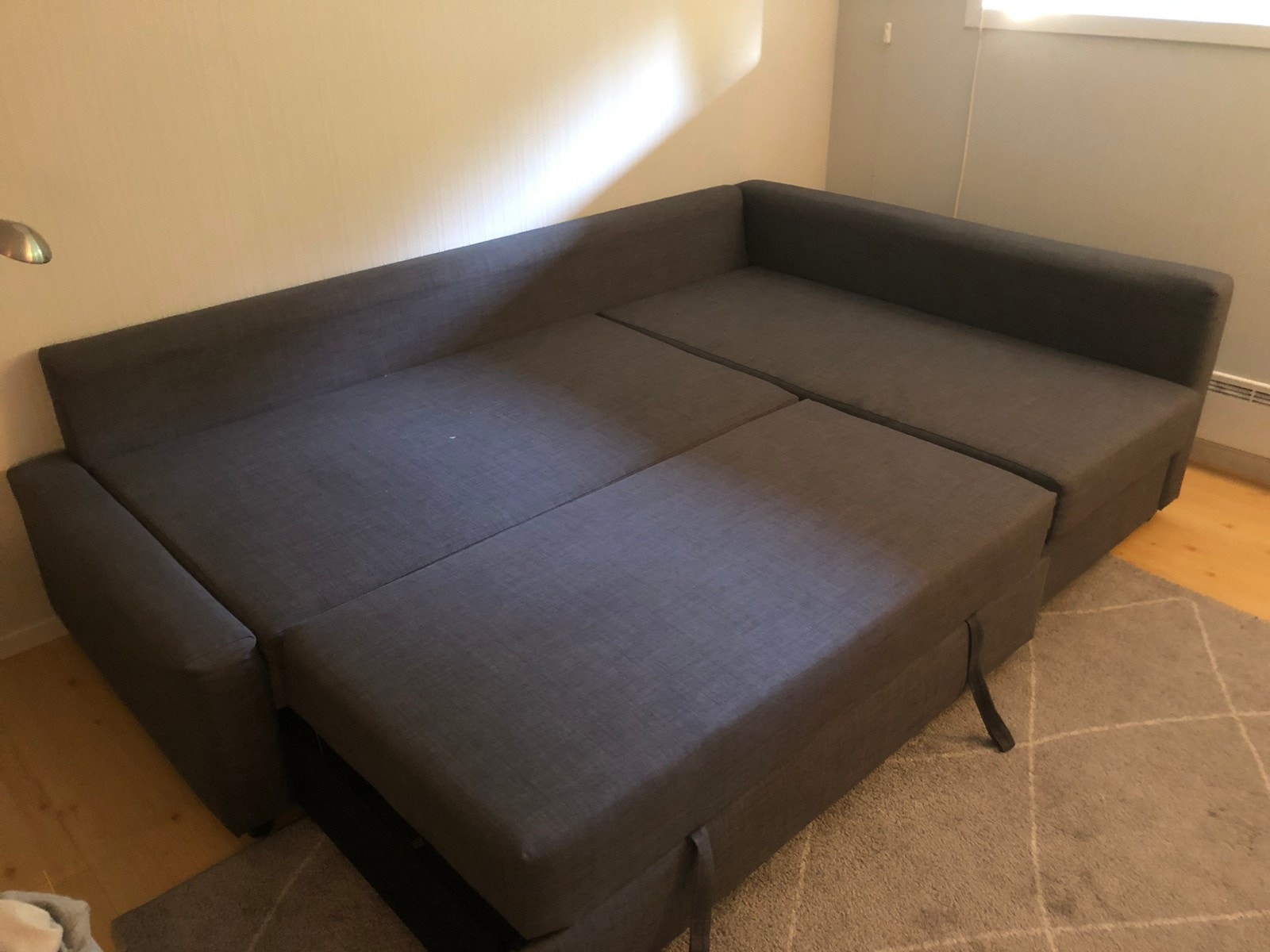 Sofaen kan slås ut til dobbelseng Galleribilde