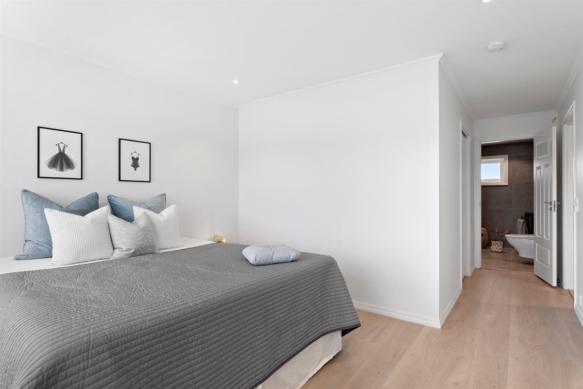Tilkomst fra soverommet til en egen walk-in garderobeløsning, samt til et eget bad. Garderoben rommer god plass til oppbevaring av klær og sko. Galleribilde
