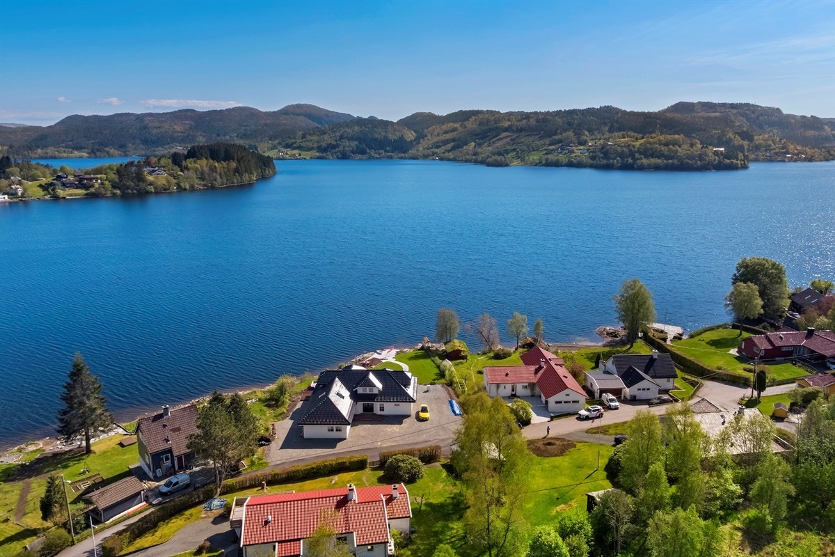 Sjøutsikt utover Kalandsvatnet og mot omkringliggende områder. Galleribilde