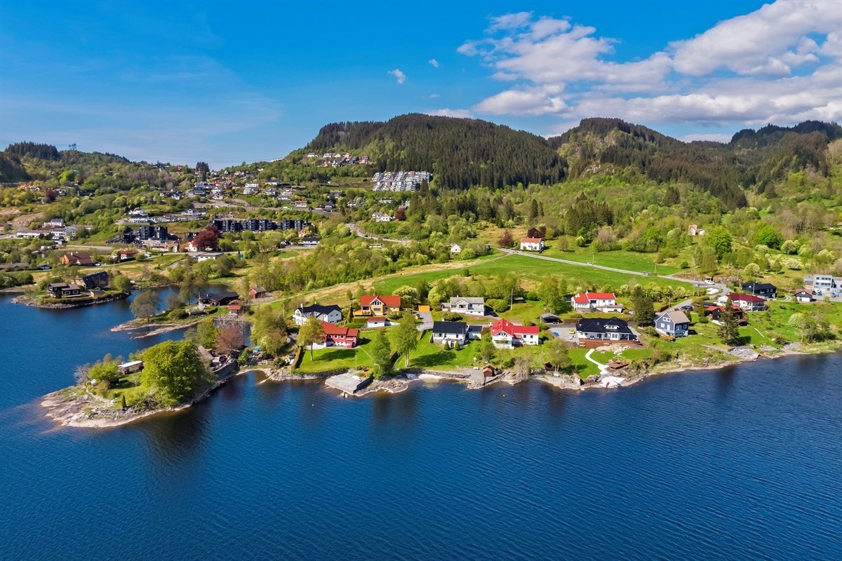 Tilbaketrukket og barnevennlig, likevel meget sentral beliggenhet på Kalandseidet i Fana. Galleribilde