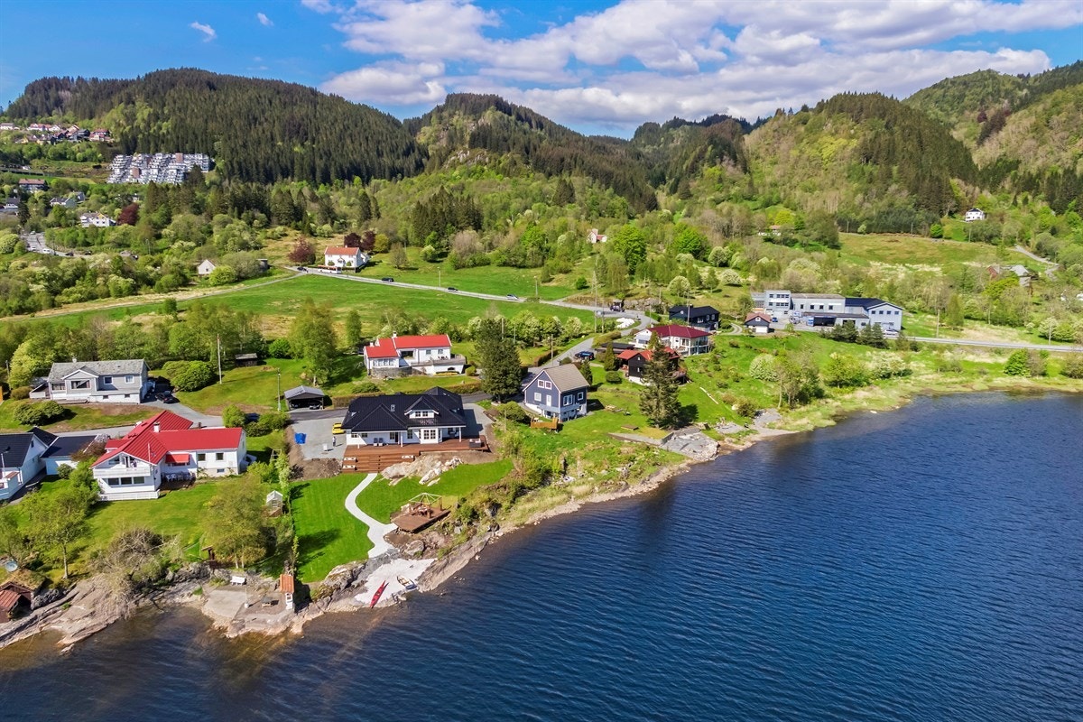 Kort kjøretur med bil til Nesttun, Lagunen eller Os i andre retningen. Galleribilde