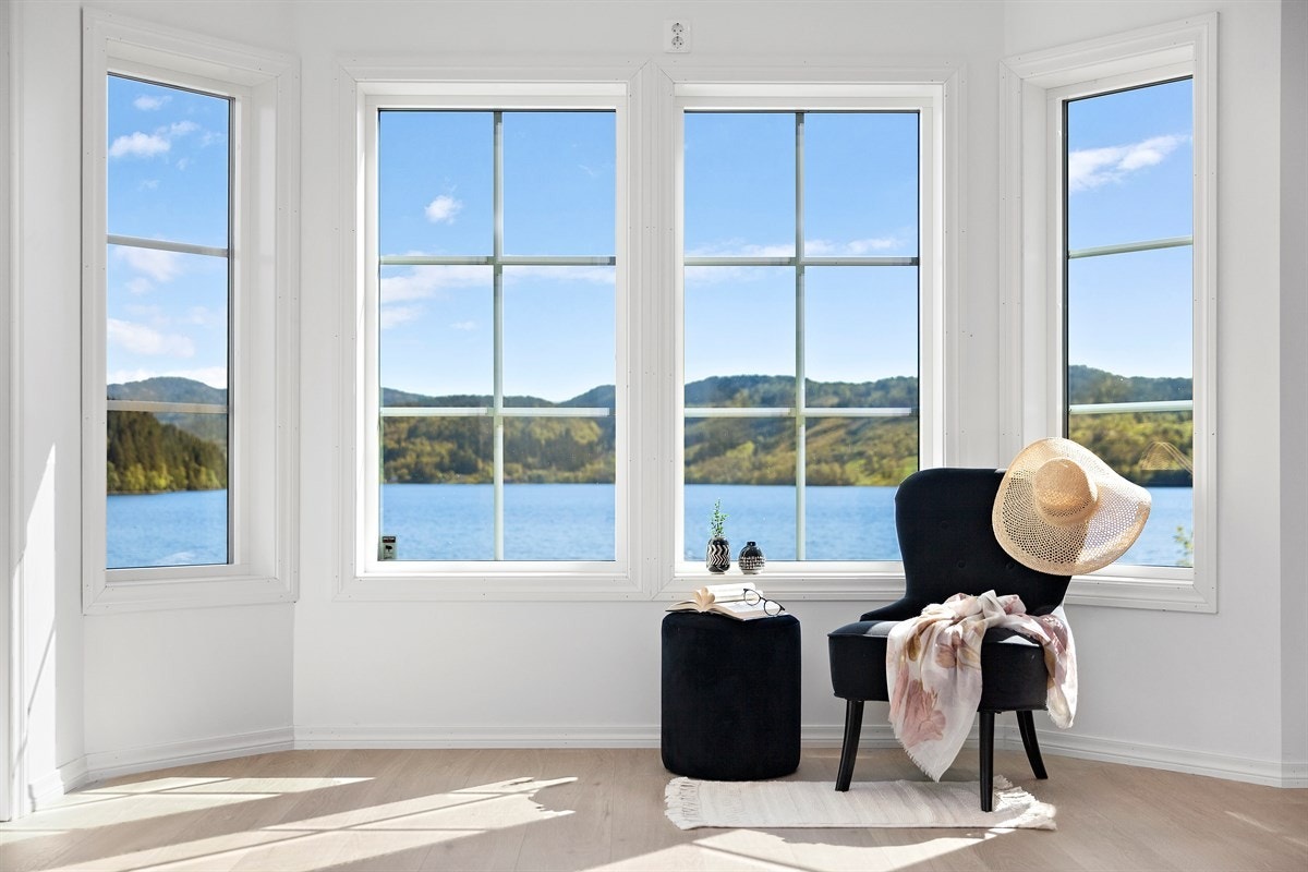 Alle vinduer mot vannet i sør og og øst er selvrensende, soldemping og duggfri. Galleribilde